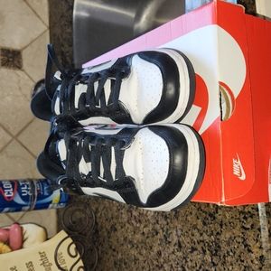 Nike dunk low. 6.5y . Too small